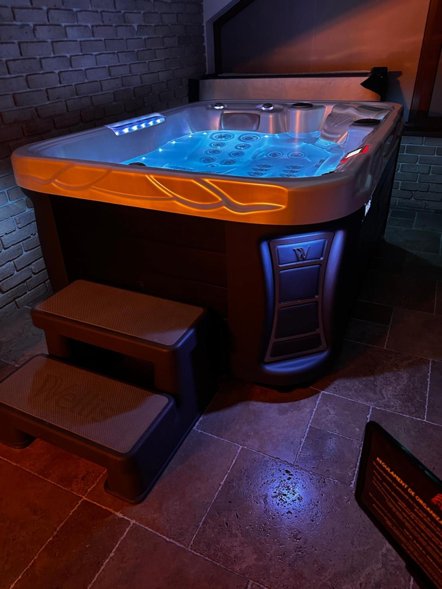 The Residence Central Jacuzzi Boutique (Adults Only) Cluj-Napoca Exterior foto