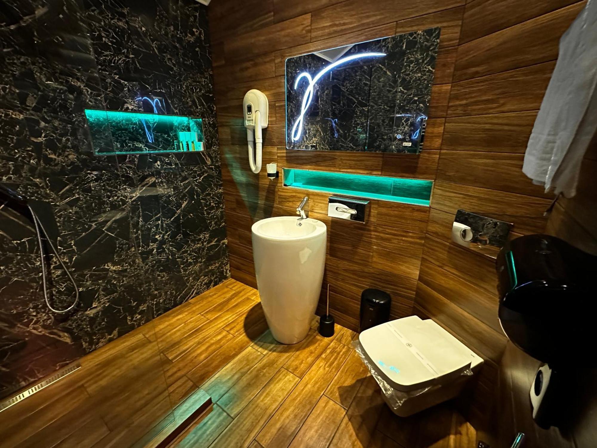 The Residence Central Jacuzzi Boutique (Adults Only) Cluj-Napoca Exterior foto