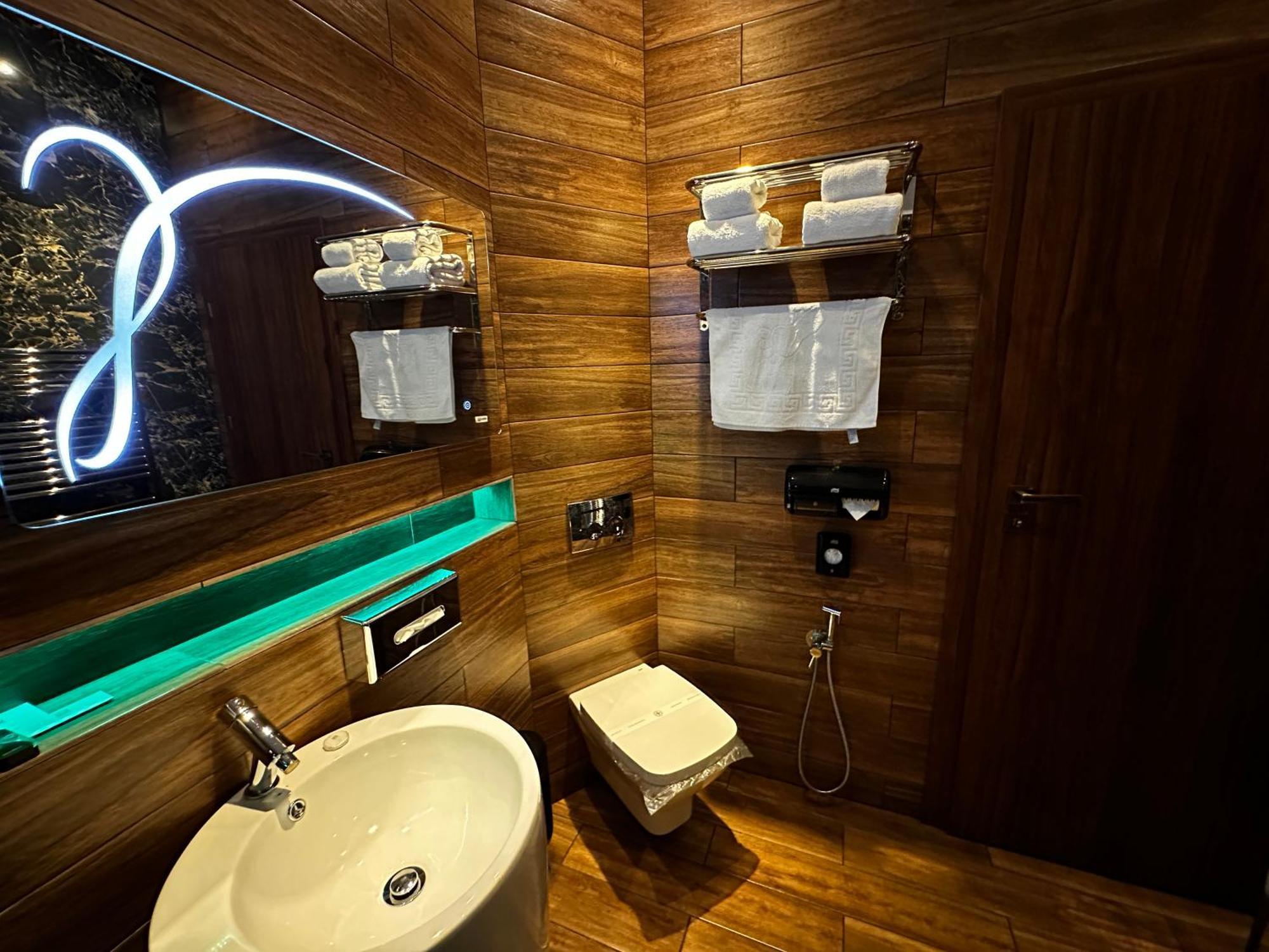 The Residence Central Jacuzzi Boutique (Adults Only) Cluj-Napoca Exterior foto